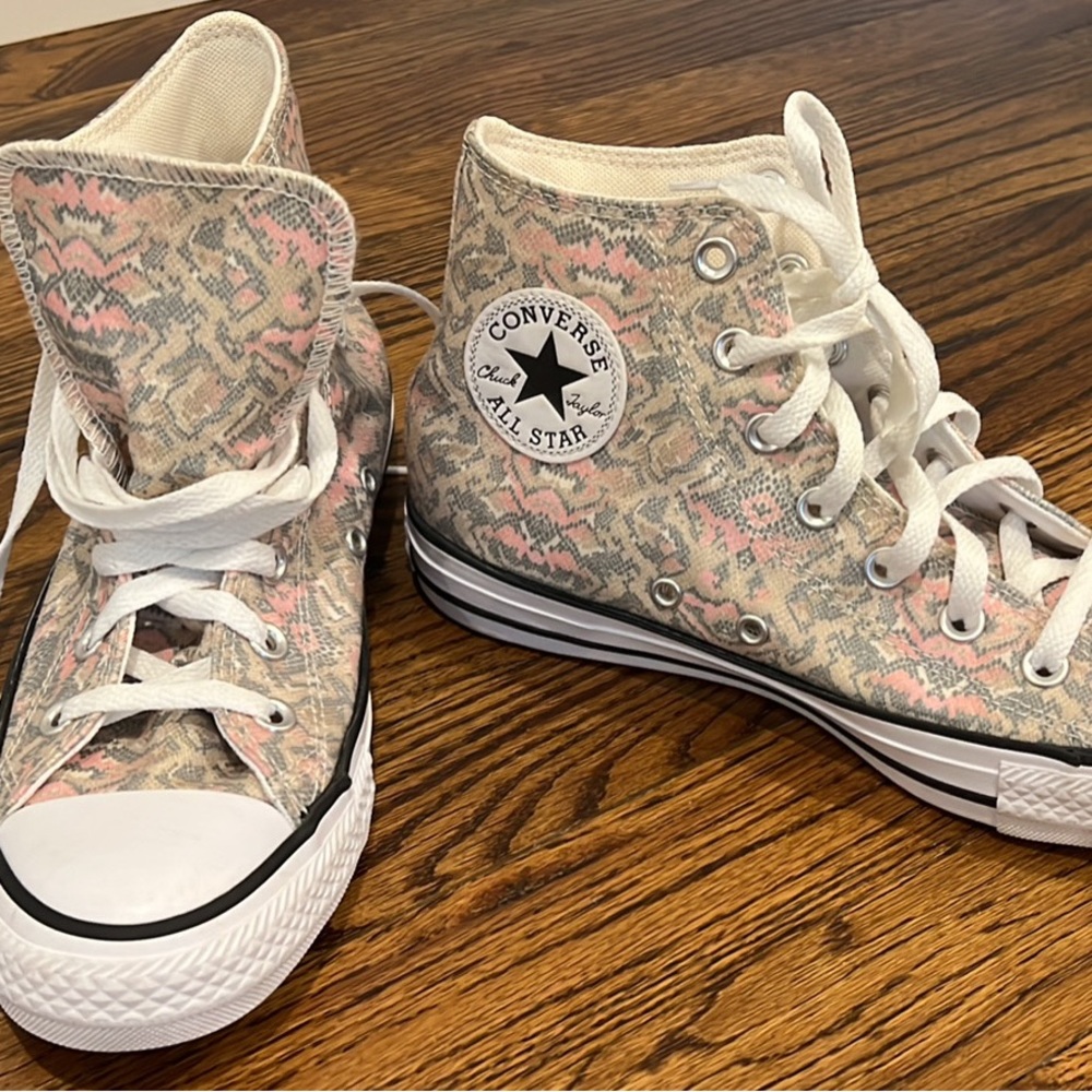 Women’s high top Chucks!